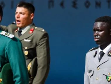 Εντυπωσιακές εικόνες από την ορκωμοσία των Εύελπιδων: Ανάμεσα στους ανθυπολοχαγούς ένας Σενεγαλέζος και ένας Νιγηριανός